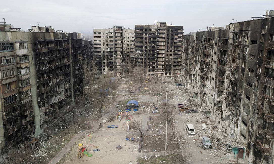 Predios residenciais destruídos em Mariupol Foto: PAVEL KLIMOV / REUTERS
