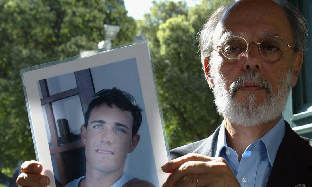 Fernando mostra a foto do filho, Fabricio, morto aos 20 anos Foto: Ana Branco/08.09.2006 / Agência O Globo