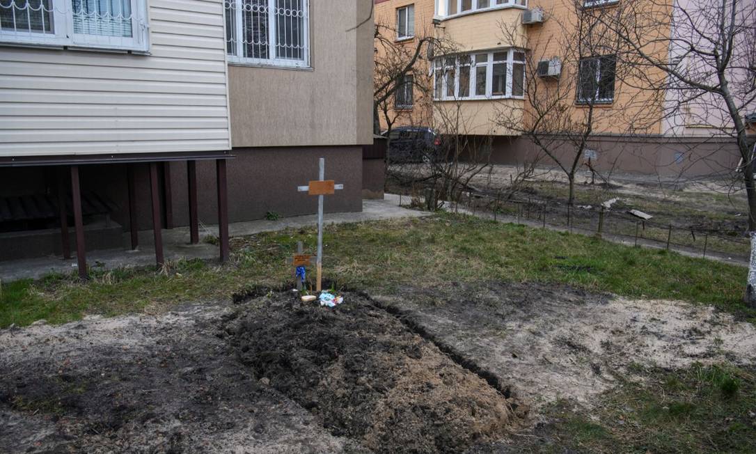 Civil que teria sido morto por tropas russas foi enterrado em quintal de prédio em Bucha, na Ucrânia Foto: Vladyslav Musiienko / REUTERS