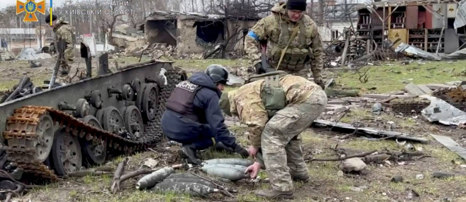 Membros do Serviço de Emergência da Ucrânia coletam munições após a retirada da Rússia em Bucha, Ucrânia Foto: SERVIÇO DE EMERGÊNCIA DA UCRÂNIA / via REUTERS