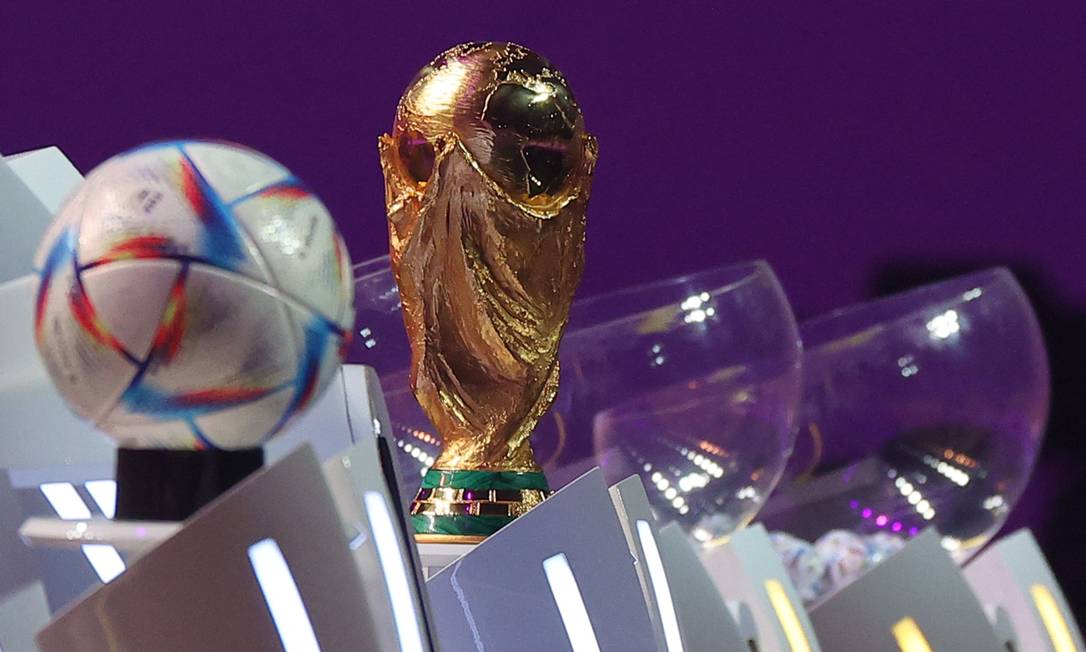 A bola oficial e o troféu da Copa do Mundo do Catar Foto: KARIM JAAFAR / AFP