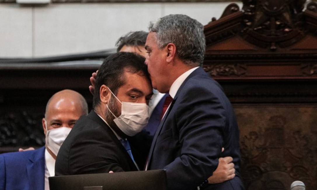 Ceciliano beija a testa de Castro em sessão na Alerj Foto: Brenno Carvalho / Agência O Globo