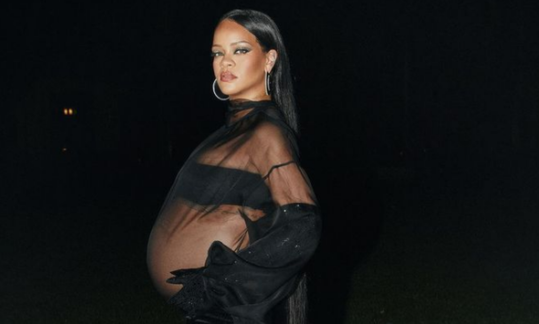 Rihanna, grávida, aparece de lingerie ao participar do desfile da Dior na Paris Fashion Week Foto: Reprodução
