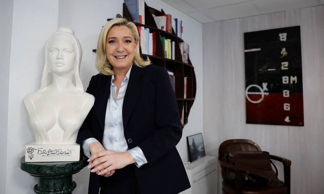 Marine Le Pen: crescimento nas pesquisas de intenção de voto assusta Macron Foto: SARAH MEYSSONNIER / REUTERS/29-03-2022