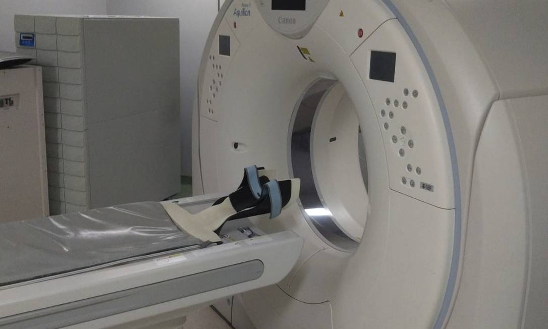 Equipamento parado. Exames de tomografia não são realizados há mais de um mês no Hospital Municipal Carlos Tortelly Foto: Divulgação