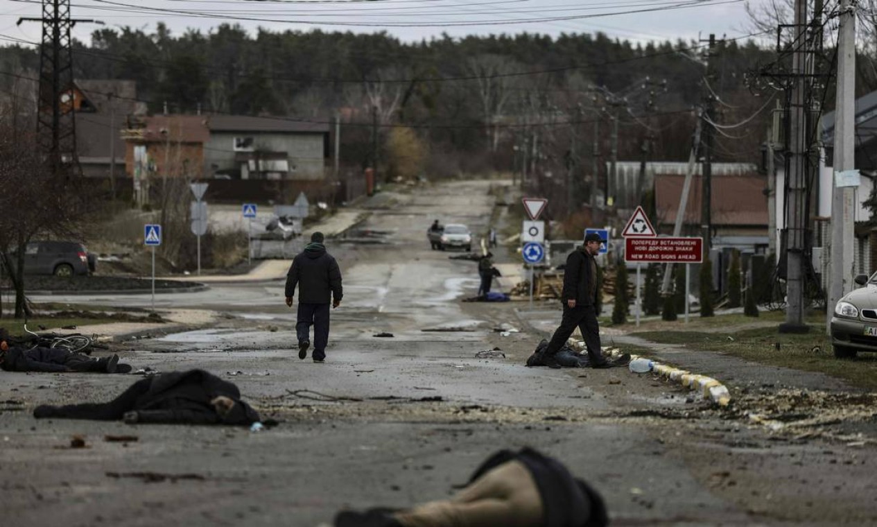 Filme de terror. Corpos deixados em uma rua em Bucha, a noroeste de Kiev Foto: RONALDO SCHEMIDT / AFP