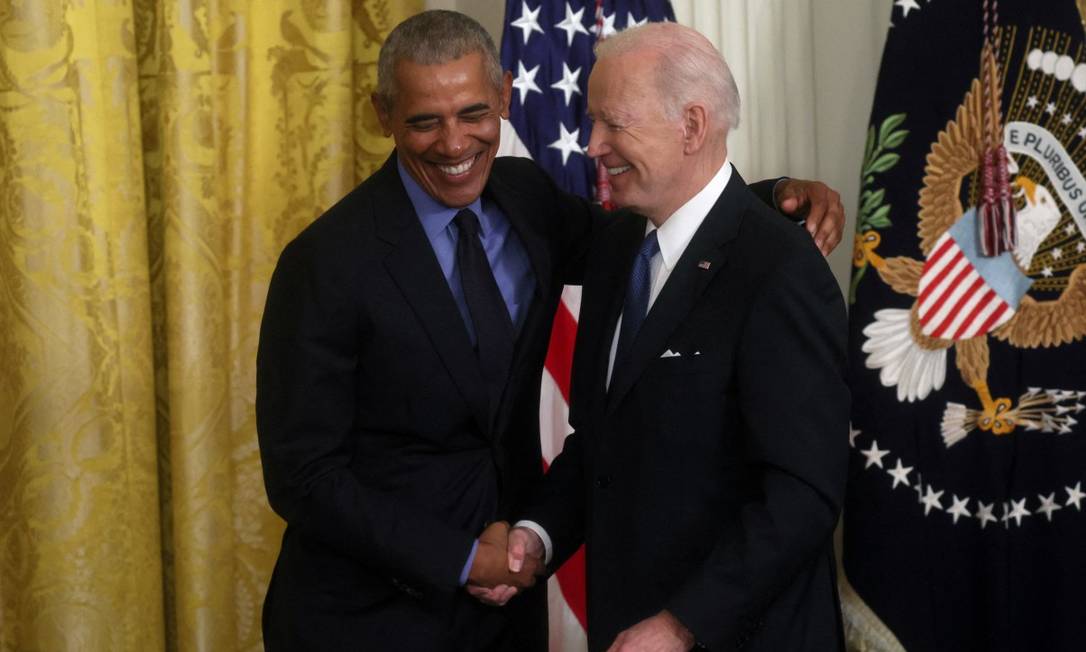 O presidente dos EUA, Joe Biden, e o ex-presidente dos EUA, Barack Obama, se abraçam depois de reunião na Casa Branca, em Washington, EUA, em 5 de abril de 2022 Foto: LEAH MILLIS / REUTERS