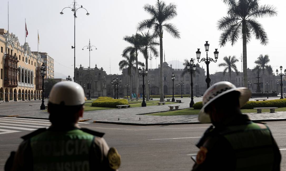 Polícia peruana em Lima durante toque de recolher Foto: ANGELA PONCE / REUTERS