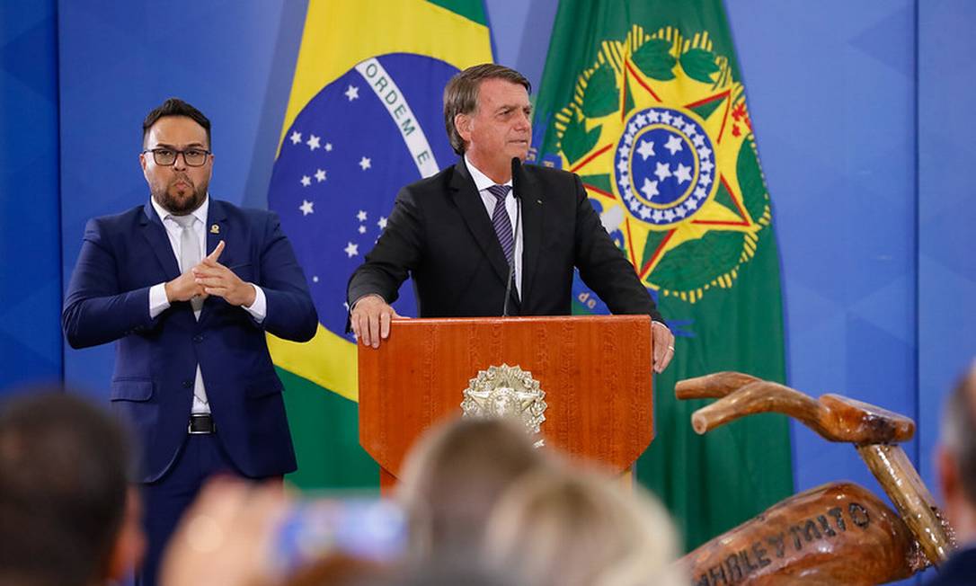 Bolsonaro participa de cerimônia de cumprimento a oficiais-generais promovidos, no Palácio do Planalto Foto: Alan Santos / Divulgação