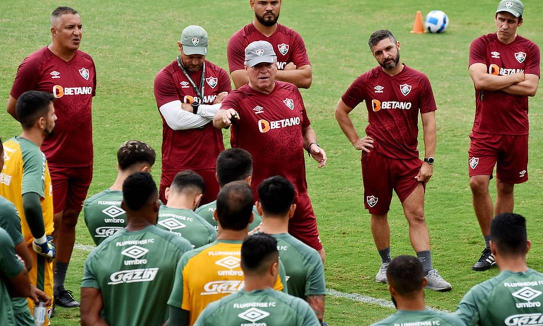 O técnico Abel Braga passa as últimas orientações antes da estreia Foto: Mailson Santana/Fluminense FC