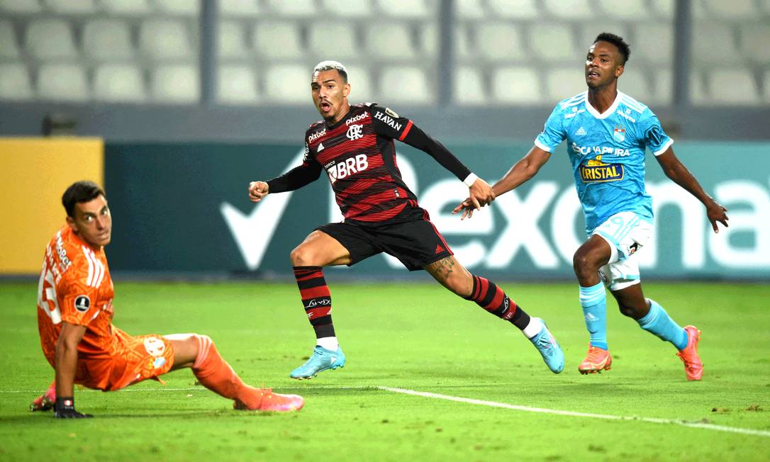 Com gol e assistência, Matheuzinho é destaque do Flamengo na vitória sobre o Sporting Cristal Foto: ERNESTO BENAVIDES / AFP