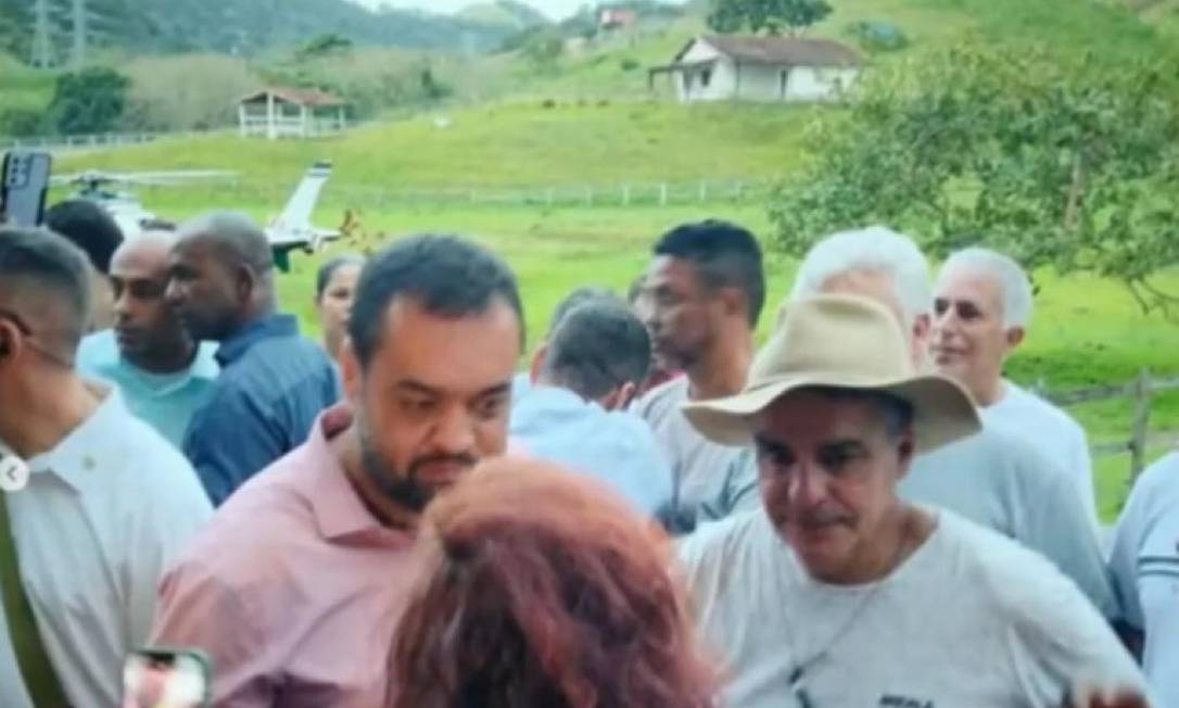 Governador Cláudio Castro, em primeiro plano, e seu helicóptero, ao fundo, no rancho de André Ceciliano, durante a festa Foto: Reprodução 