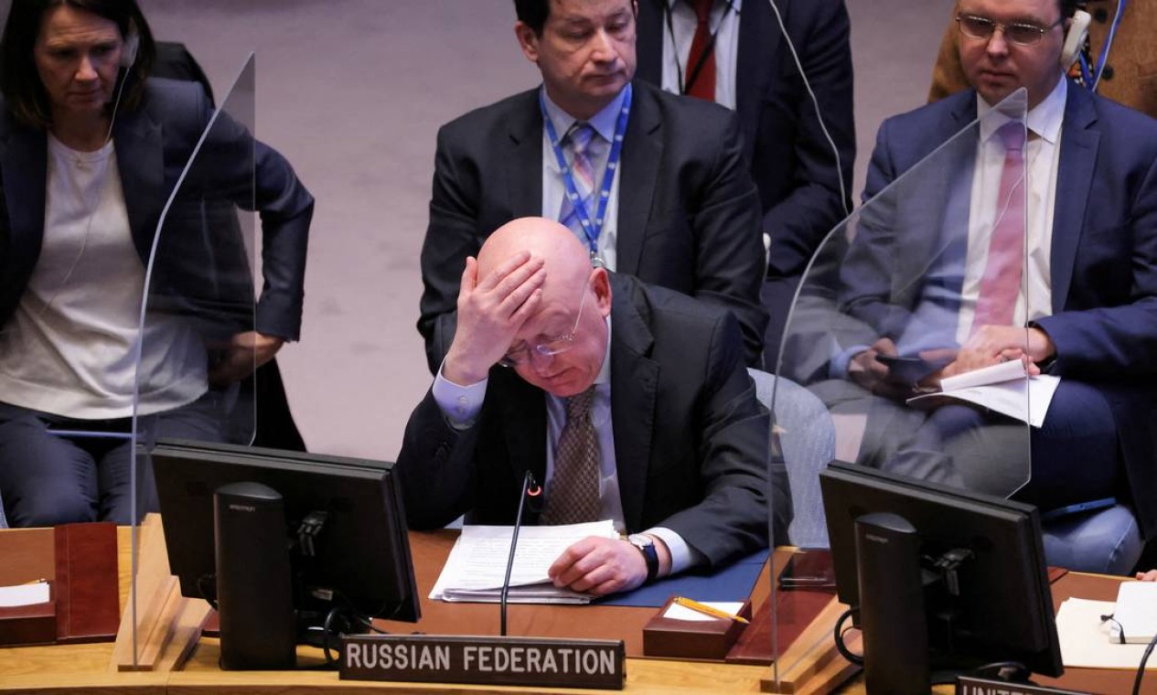 O embaixador russo nas Nações Unidas, Vassily Nebenzia, discursa ao Conselho de Segurança das Nações Unidas durante uma reunião, em meio à invasão da Ucrânia pela Rússia, na sede das Nações Unidas em Manhattan, Nova York, EUA Foto: ANDREW KELLY / REUTERS