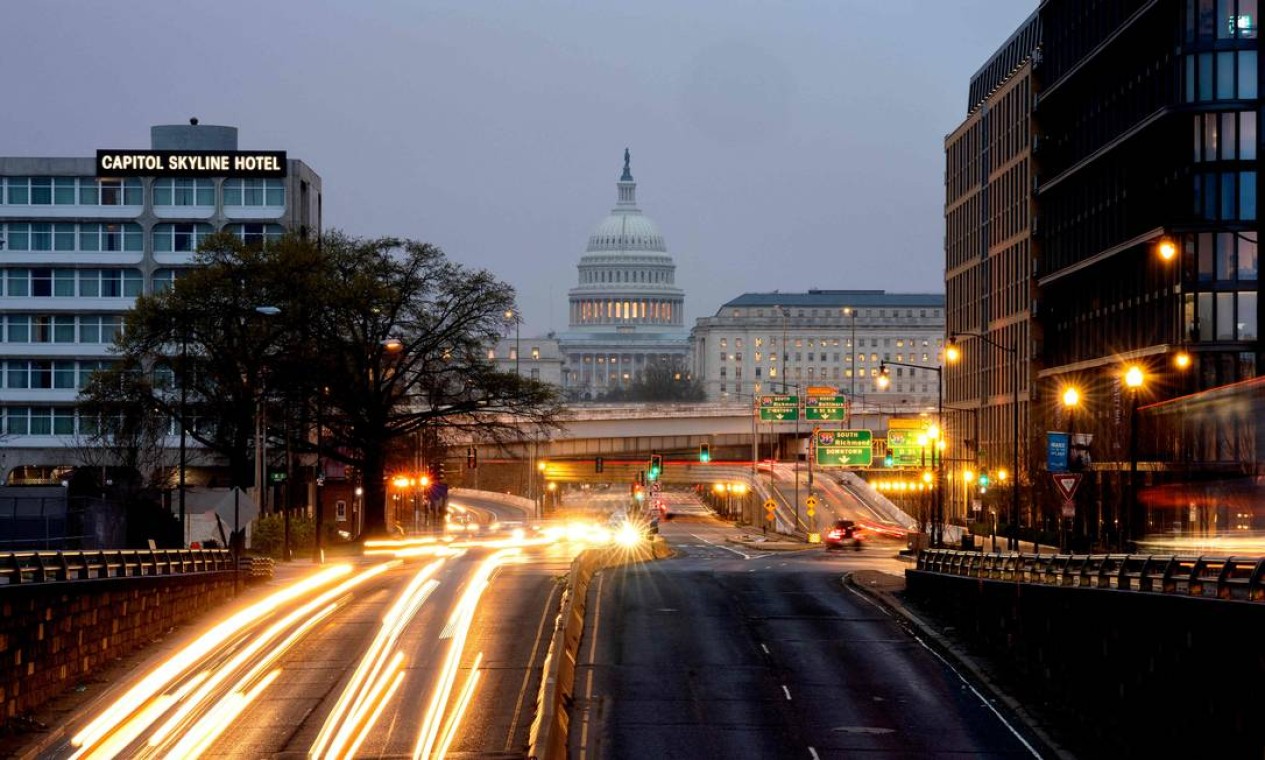 Veículos passam perto do Capitólio dos EUA em Washington, DC Foto: STEFANI REYNOLDS / AFP