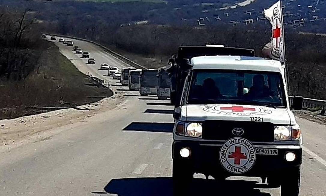 Comboio liderado pelo Comitê Internacional da Cruz Vermelha com centenas de civis que fugiram de Mariupol Foto: Divulgação / CICV