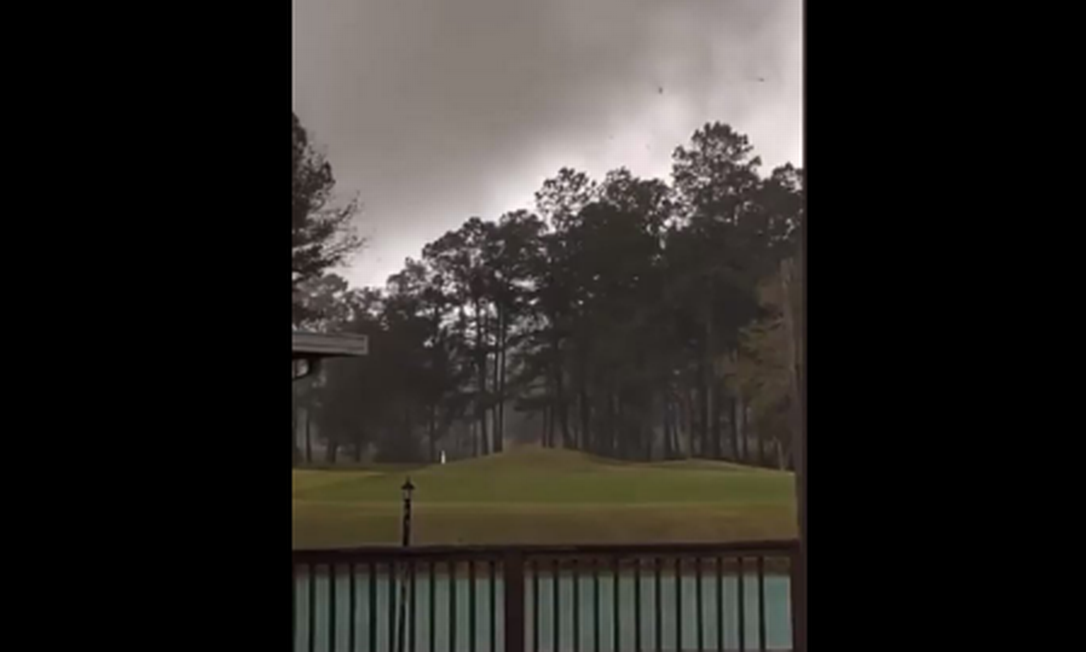 Homem filma momento em que tornado atinge campo de golfe nos EUA Foto: Reprodução