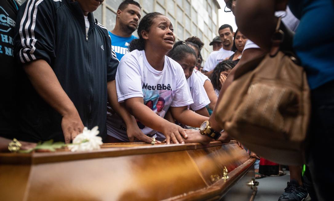 Familiares no sepultamento de Cauã da Silva dos Santos; adolescente negro morto com um tiro no peito na Comunidade do Dourado Foto: Brenno Carvalho / Agência O Globo