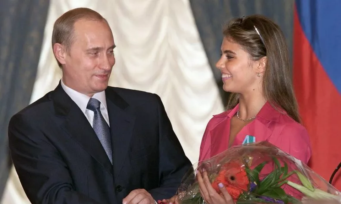 Em 2001, Putin premiou Kabaeva com uma Ordem da Amizade Foto: Getty