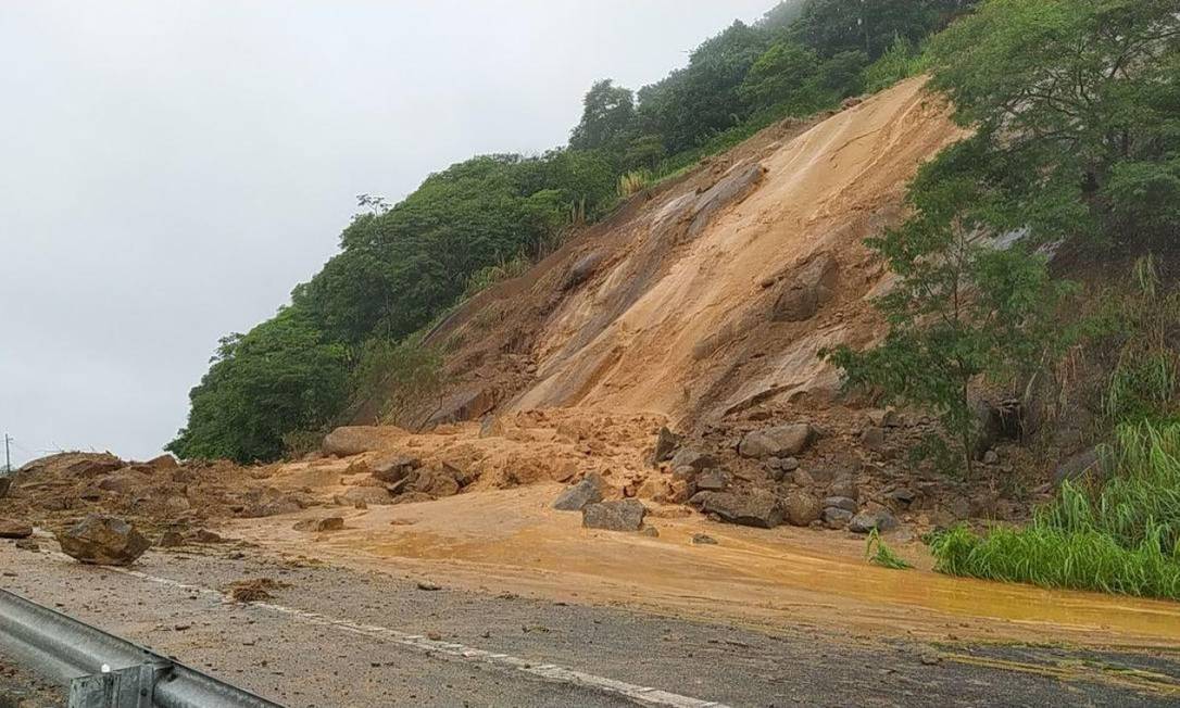 Deslizamento de terra na Rio-Santos: chuvas já deixaram 16 mortos no estado do Rio Foto: Foto: Divulgação