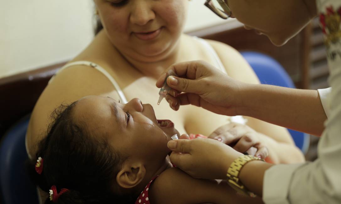 Criança é imunizada no último dia Último dia de vacinação contra o sarampo e a pólio no CMS Heitor Beltrão, na Tijuca. Foto: Gabriel de Paiva / Agência O Globo