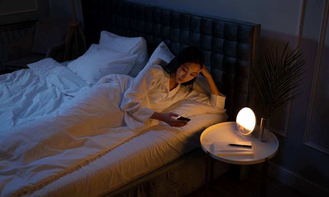  Abandonar o celular e outros equipamentos eletrônicos é fundamental para uma boa noite de sono.  Foto: Reprodução / Pexels