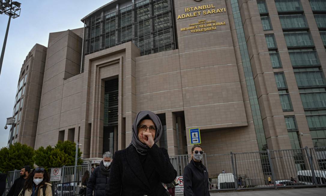 Hatice Cengiz, viúva de Jamal Khasgoggi, deixa um tribunal de Istambul após decisão de remeter para a Arábia Saudita o julgamento de 26 pessoas acusadas pela morte do jornalista, em 2018 Foto: OZAN KOSE / AFP
