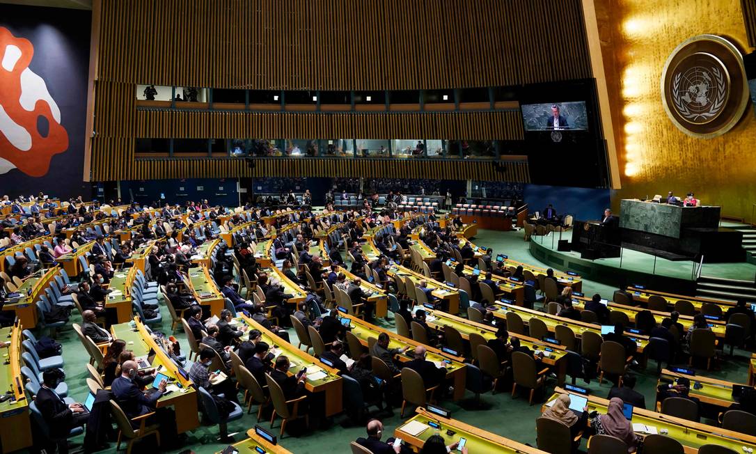 O embaixador da Ucrânia na ONU, Sergiy Kyslytsya, fala durante uma votação na Assembleia Geral da ONU que suspendeu a Rússia do Conselho de Direitos Humanos Foto: TIMOTHY A. CLARY / AFP