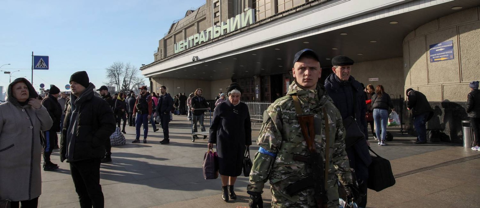 Saindo da estação de trem, pessoas retornam a Kiev após tropas russas se retirarem da região Foto: Joseph Campbell / Reuters
