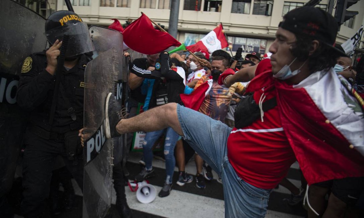 Manifestantes entram em confronto com a tropa de choque durante um protesto contra o governo do presidente peruano, Pedro Castillo, em Lima Foto: ERNESTO BENAVIDES / AFP - 05/04/2022
