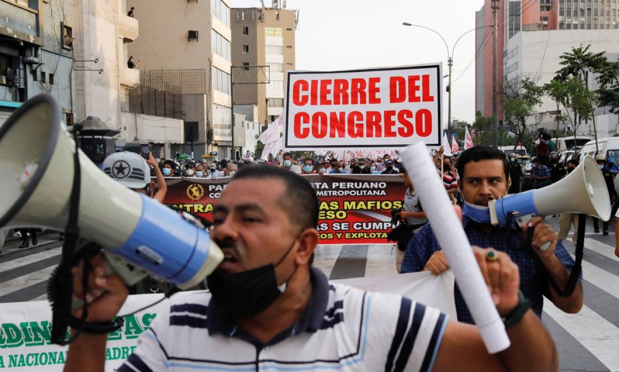 Membros de sindicatos de trabalhadores protestam contra o governo de Pedro Castillo e o aumento dos preços de alimentos e combustíveis, em Lima Foto: ALESSANDRO CINQUE / REUTERS - 07/04/2022