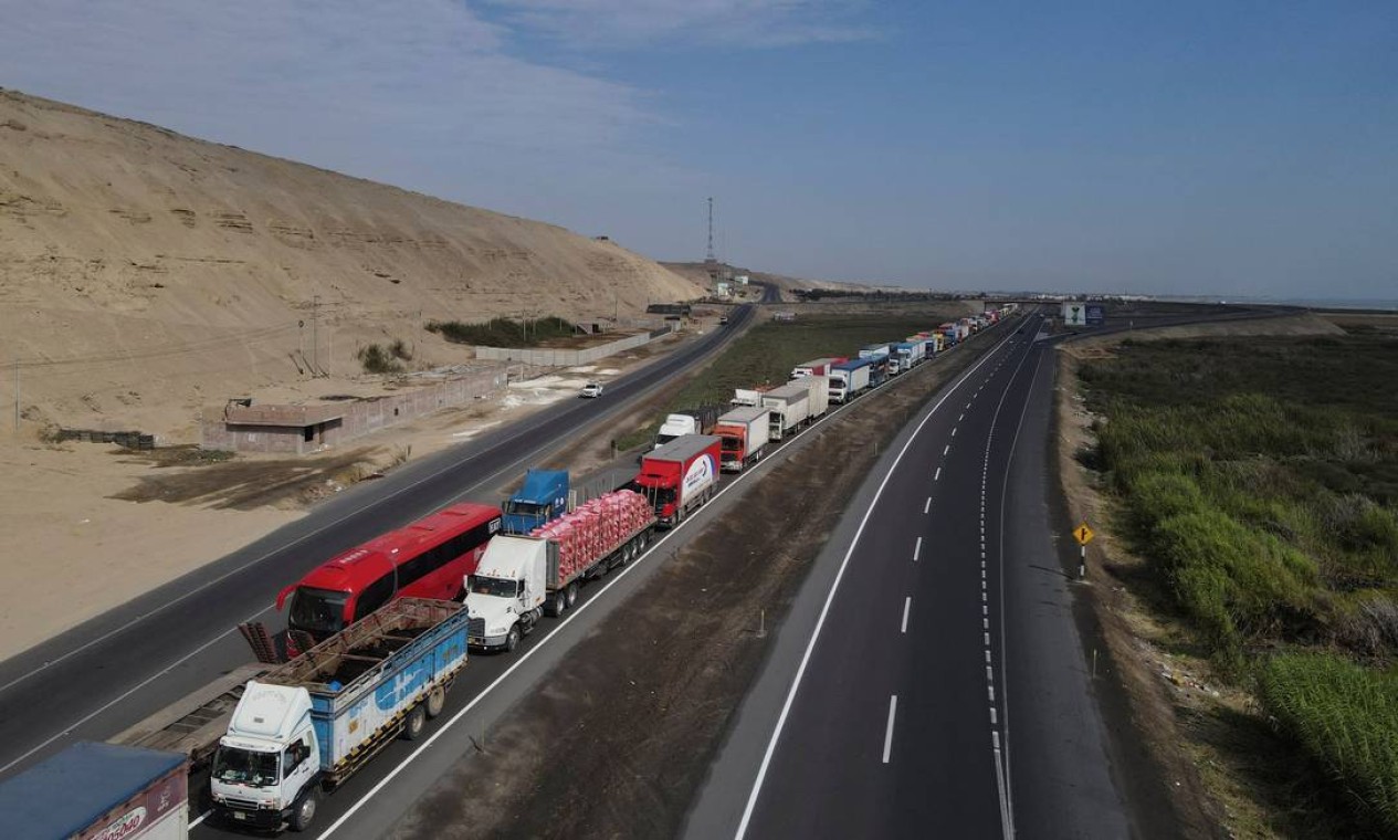 Caminhões estacionados na rodovia Pan-Americana, um dos principais acessos para o abastecimento de alimentos nas maiores cidades do Peru Foto: ALESSANDRO CINQUE / REUTERS - 06/04/2022