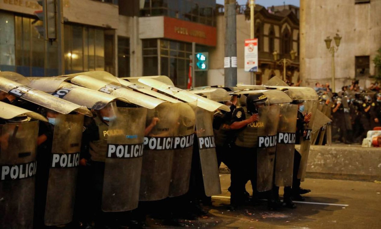 Policiais formam um muro com escudos anti-motim Foto: ALESSANDRO CINQUE / REUTERS - 05/04/2022