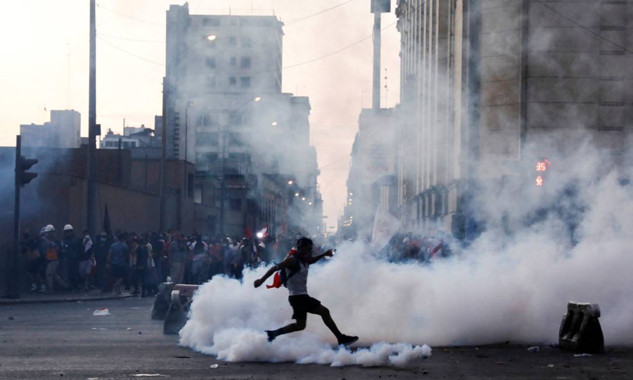 Manifestante chuta uma lata de gás lacrimogêneo contra policiais durante protesto contra o governo peruano Foto: ALESSANDRO CINQUE / REUTERS - 05/04/2022