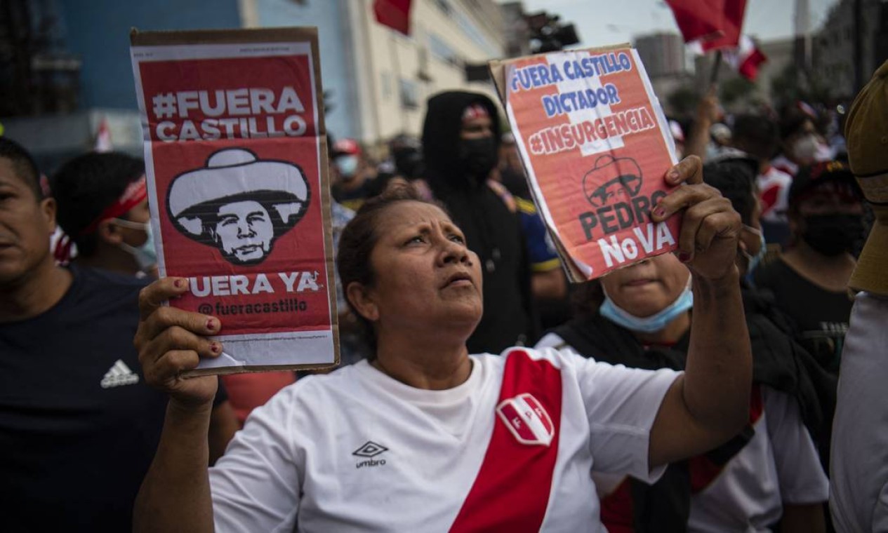 Mulher segura cartazes contra o presidente Pedro Castillo Foto: ERNESTO BENAVIDES / AFP - 05/04/2022