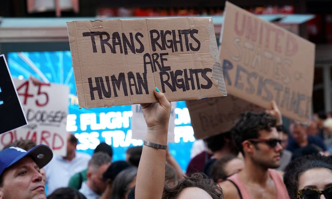 "Direitos trans são direitos humanos", diz cartaz em protesto em 2017 contra o anúncio do à época presidente dos EUA, Donald Trump, que planejava restabelecer a proibição de transgêneros servirem nas Forças Armadas Foto: Carlo Allegri / Reuters / 26-7-2017