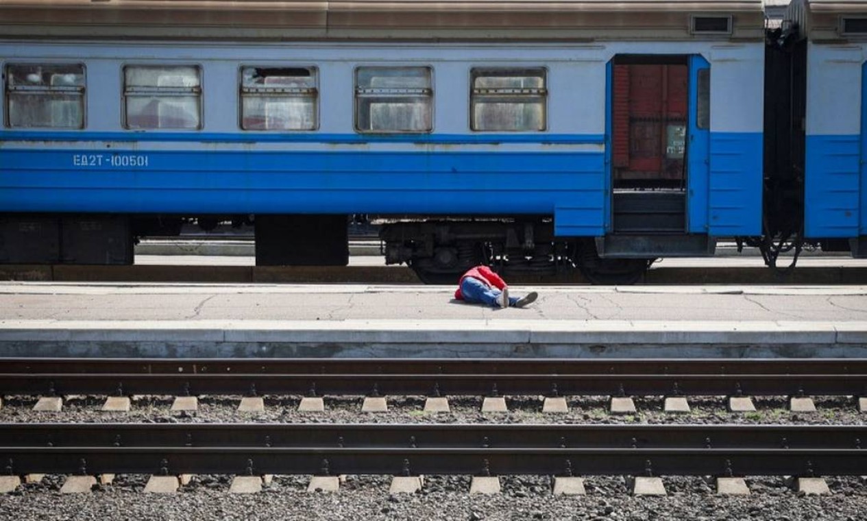 Vítima de ataque a estação de trem em Kramatorsk, Leste da Ucrânia Foto: ANATOLII STEPANOV / AFP