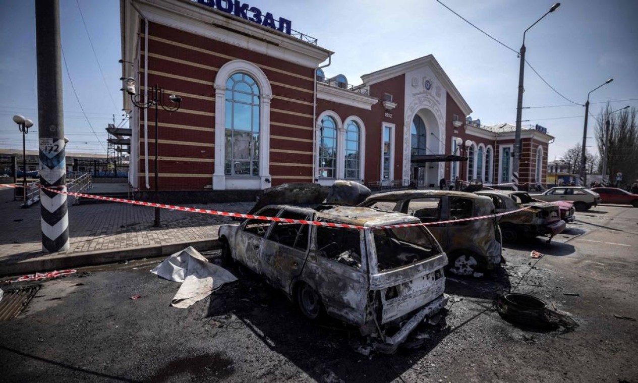 Destruição após ataque que deixou dezenas de mortos e feridos em Kramatorsk Foto: FADEL SENNA / AFP
