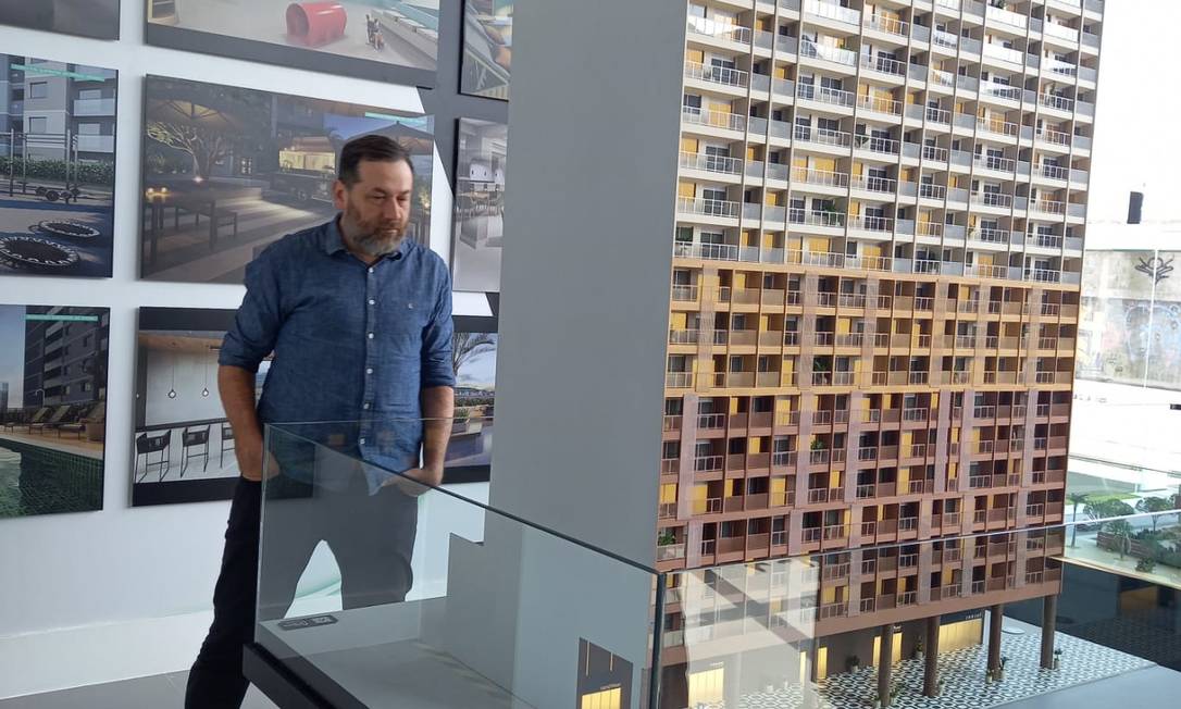 O secretário de Planejamento Urbano, Washington Fajardo, observa maquete do novo prédio residencial Foto: Divulgação/SMPU