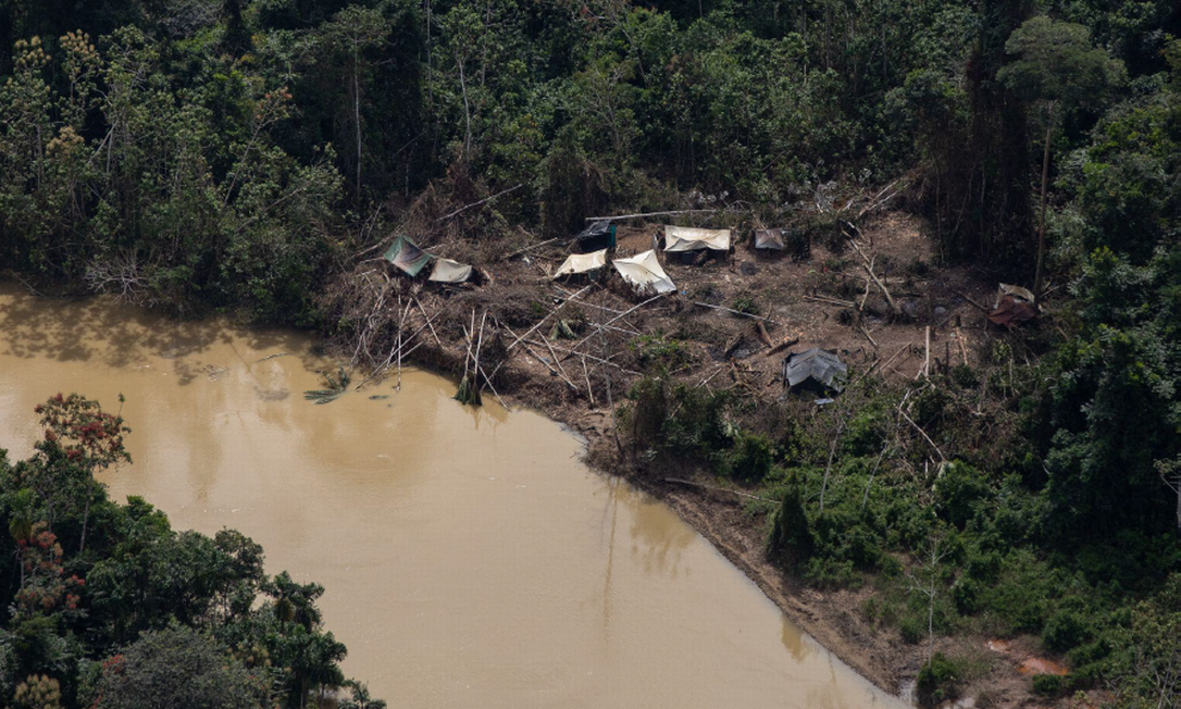 Devido ao garimpo ilegal, indígenas abandonam suas casas e migram para acampamentos improvisados às márgens dos rios Foto: Bruno Kelly/ HAY