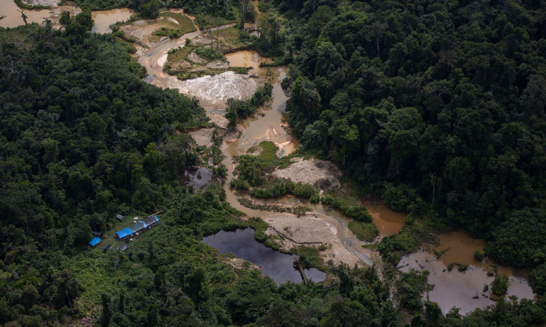 No Rio Parima, onde duas crianças indígenas foram sugadas por draga usada em mineração, o garimpo segue sem fiscalização e contaminando o território Ianomâmi Foto: Bruno Kelly/ HAY