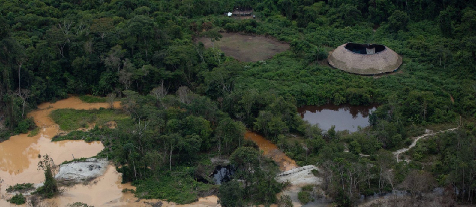 No Rio Xitei, garimpo ilegal próximo a casas-coletivas indígenas contamina a água que abastece as famílias Ianomâmi Foto: Bruno Kelly/ HAY