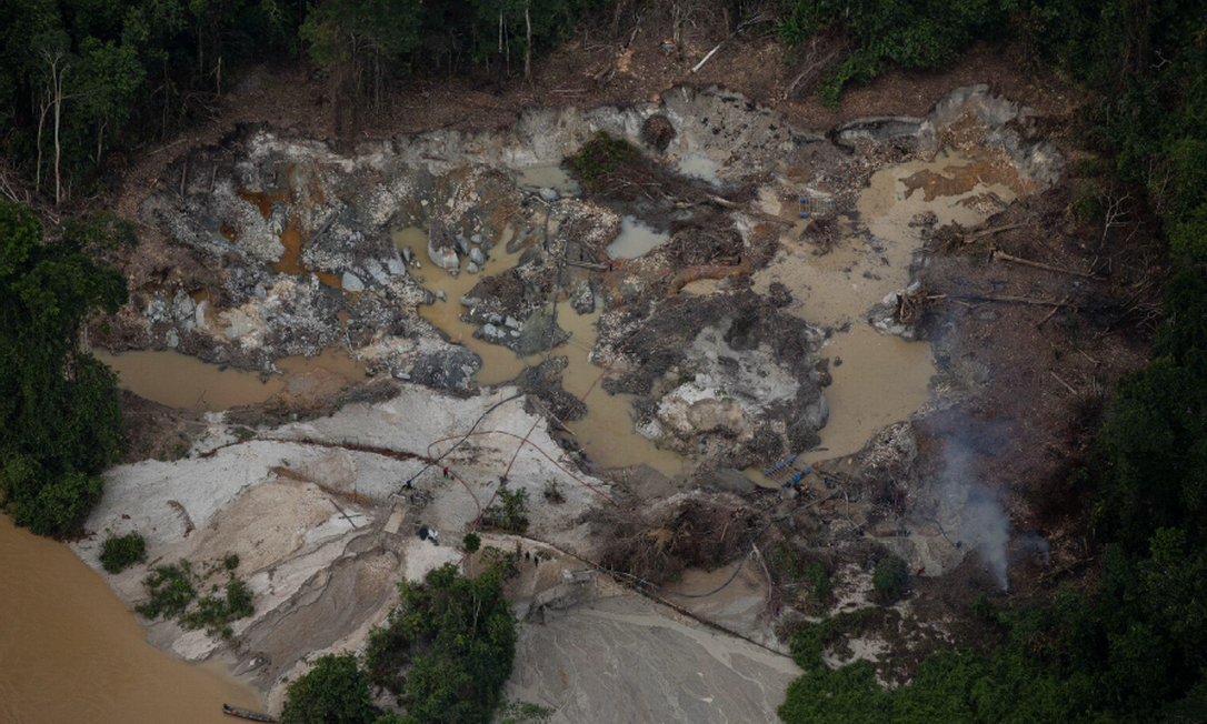 O Rio Catrimani, além de devastado pela mineração, abastece comunidades ameaçadas com a violência dos garimpeiros Foto: Bruno Kelly/ HAY