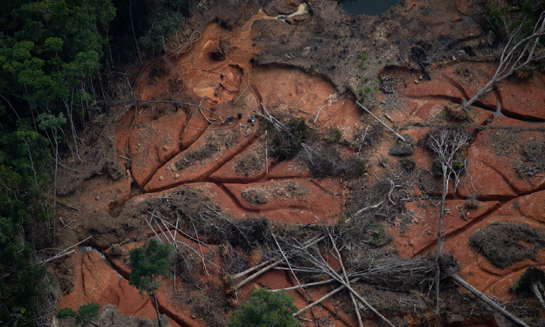 Assoreados, os cursos dos rios viram cicatrizes na terra destruída pelo garimpo ilegal Foto: Bruno Kelly/ HAY