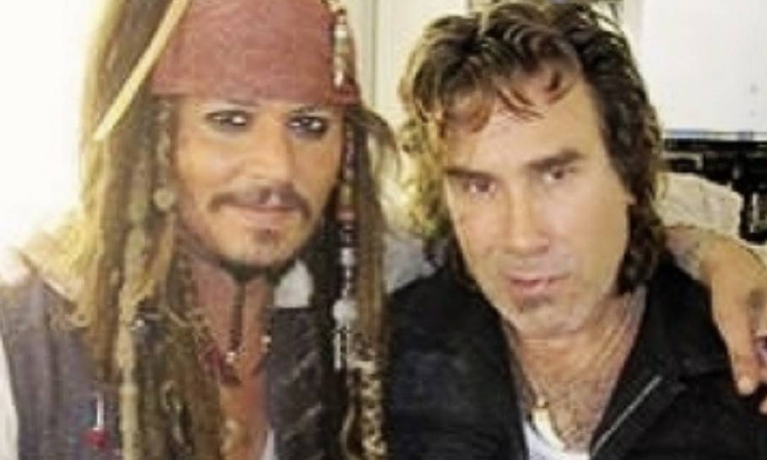 O escritor e tatuador americano Jonathan Dowling Shaw com o ator de cinema Johnny Depp, conhecido mundialmente por interpretar o Capitão Jack Sparrow, do filme Piratas do Caribe Foto: Reprodução