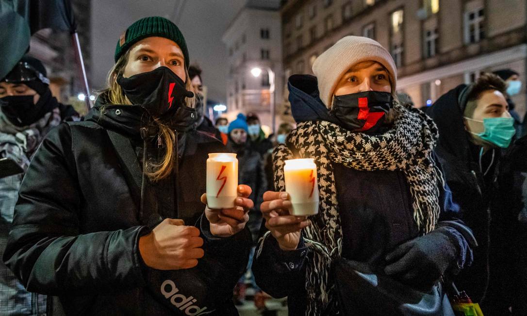 Manifestantes participam de um protesto a favor do aborto, no centro de Varsóvia, em novembro de 2020 Foto: WOJTEK RADWANSKI / AFP