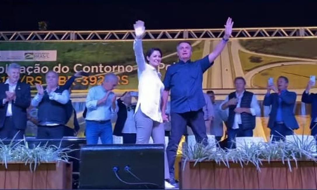 Michelle cola em Bolsonaro durante viagem ao Rio Grande do Sul a seis meses da eleição - Jornal O Globo