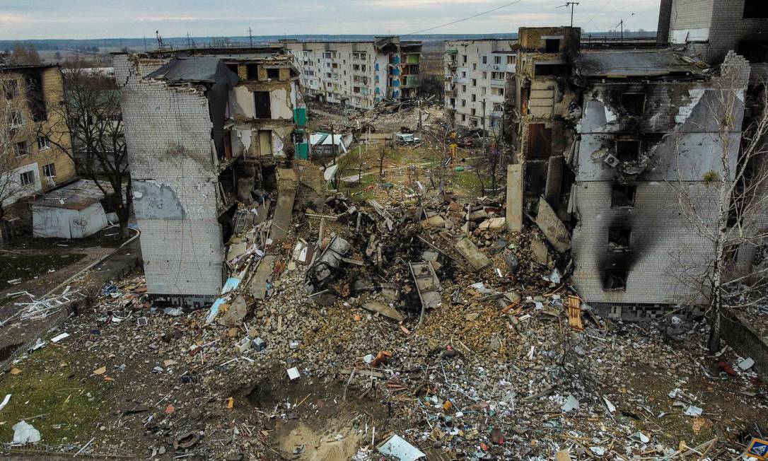 Imagem aérea mostra prédio residencial destruído na cidade de Borodianka, no noroeste da capital Kiev Foto: Nicolas Garcia / AFP / 6-4-2022