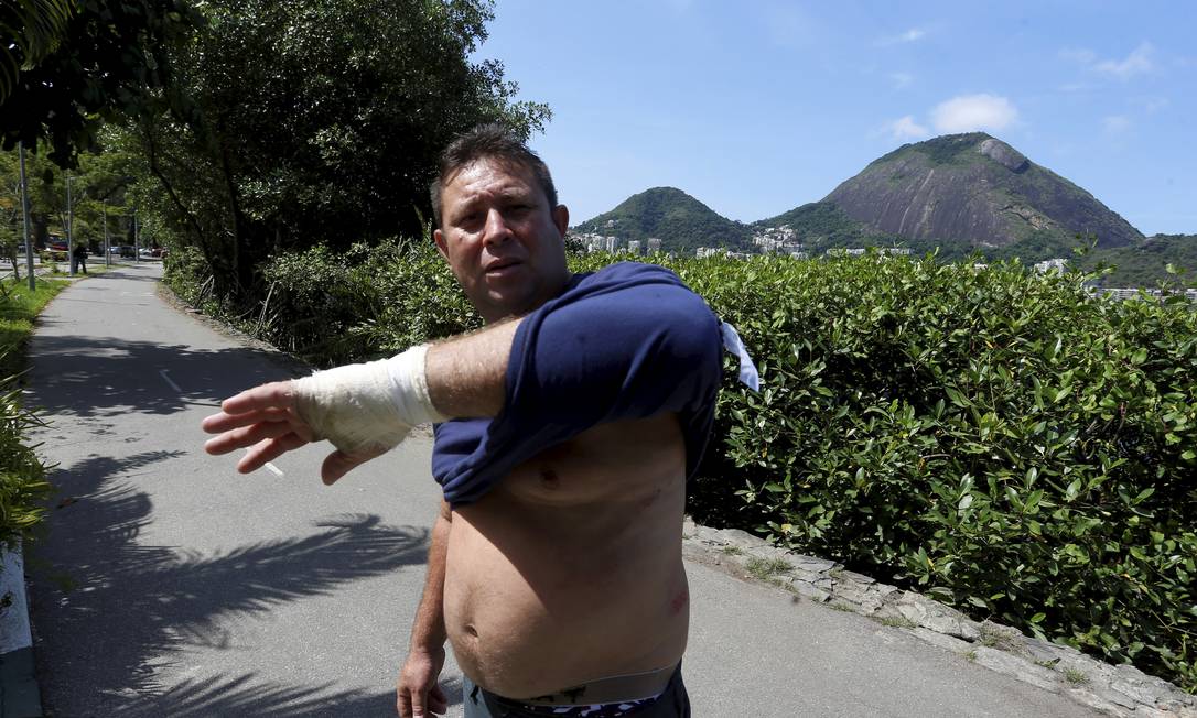 Eduardo Silva Marques, dono de barraca, flagrou furto, mas acabou sendo agredido Foto: FABIANO ROCHA / Agência O Globo