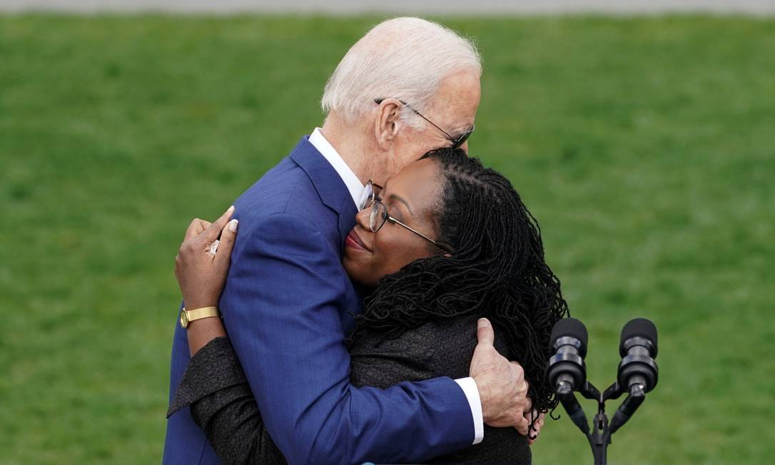 Joe Biden abraça Ketanji Brown Jackson nos jardins da Casa Branca: nomeação histórica Foto: KEVIN LAMARQUE / REUTERS