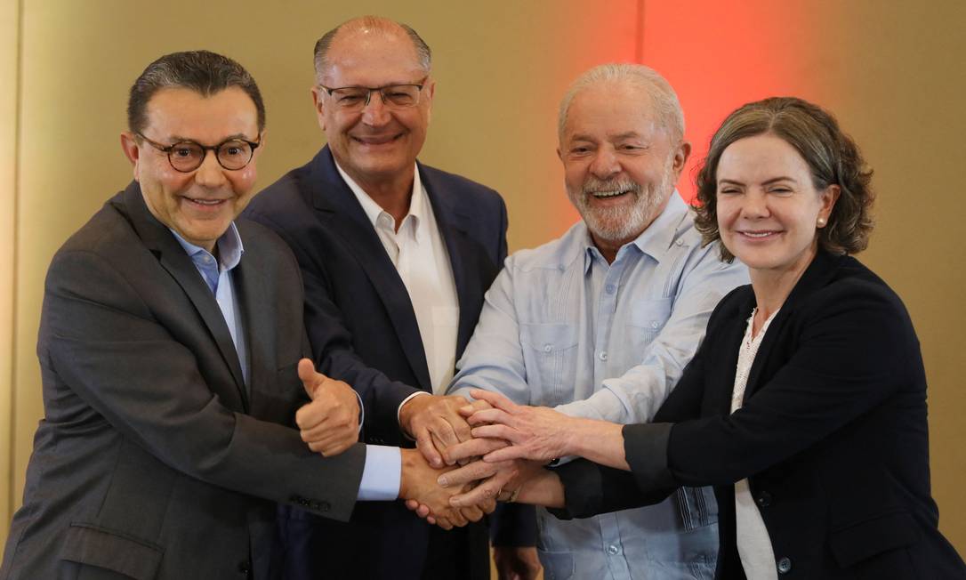 Lula e Alckmin ao lado dos presidentes do PT, Gleisi Hoffmann, e do PSB, Carlos Siqueira Foto: FILIPE ARAUJO / AFP